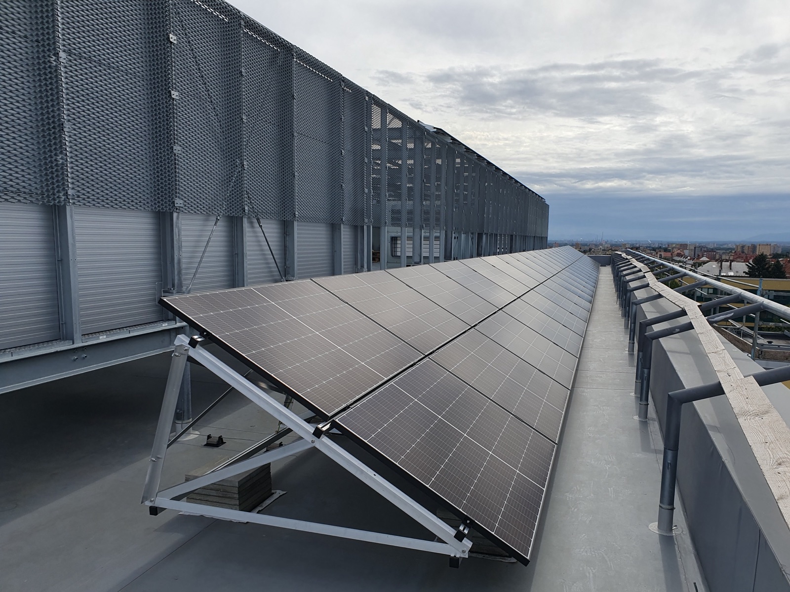 Instalace fotovoltaických panelů na komerční střeše